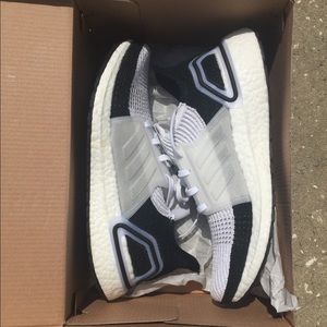 Adidas ULtraboost 19 - LIKE NEW